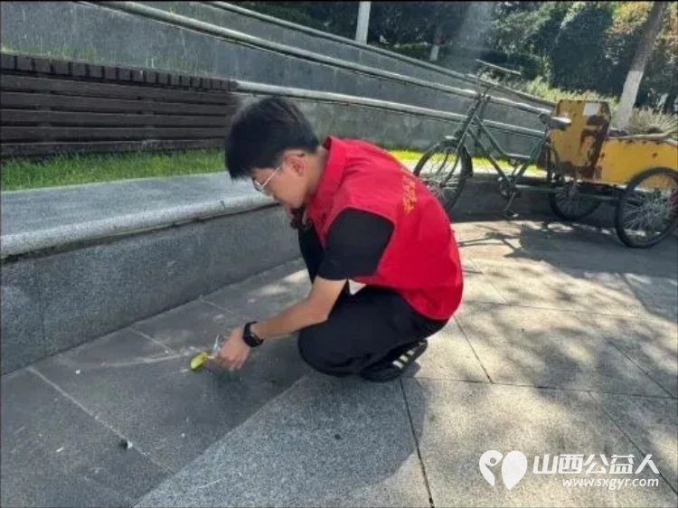 志愿点亮高铁窗口文明护航温馨旅途----忻州市爱心公益协会组织40余名志愿者齐聚忻州高铁站广场开展综合文明志愿服务行动 - 第5张 - 山西公益人 志愿点亮高铁窗口文明护航温馨旅途----忻州市爱心公益协会组织40余名志愿者齐聚忻州高铁站广场开展综合文明志愿服务行动 - 第5张