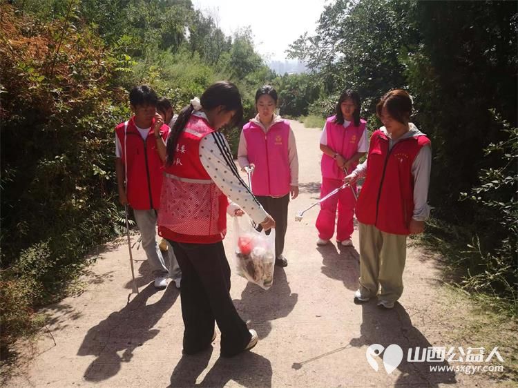 山间志愿行以微光守护一方绿水青山----文水县爱心帮扶志愿者协会联合开展志愿服务活动组织志愿者携带垃圾袋垃圾夹等清洁工具走进西山开展白色垃圾清理专项行动 - 第4张