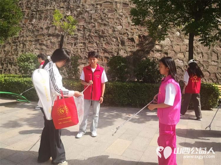 山间志愿行以微光守护一方绿水青山----文水县爱心帮扶志愿者协会联合开展志愿服务活动组织志愿者携带垃圾袋垃圾夹等清洁工具走进西山开展白色垃圾清理专项行动 - 第8张