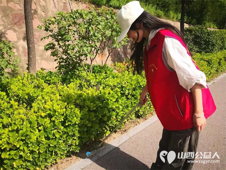 山间志愿行以微光守护一方绿水青山----文水县爱心帮扶志愿者协会联合开展志愿服务活动组织志愿者携带垃圾袋垃圾夹等清洁工具走进西山开展白色垃圾清理专项行动 - 第7张