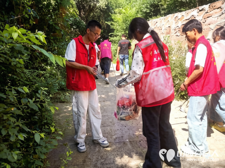 山间志愿行以微光守护一方绿水青山----文水县爱心帮扶志愿者协会联合开展志愿服务活动组织志愿者携带垃圾袋垃圾夹等清洁工具走进西山开展白色垃圾清理专项行动 - 第6张
