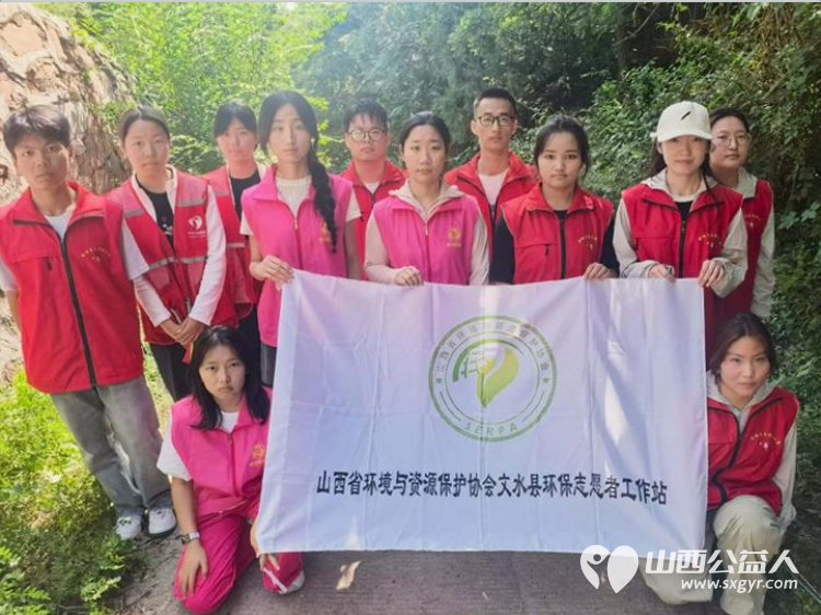 山间志愿行以微光守护一方绿水青山----文水县爱心帮扶志愿者协会联合开展志愿服务活动组织志愿者携带垃圾袋垃圾夹等清洁工具走进西山开展白色垃圾清理专项行动 - 第3张
