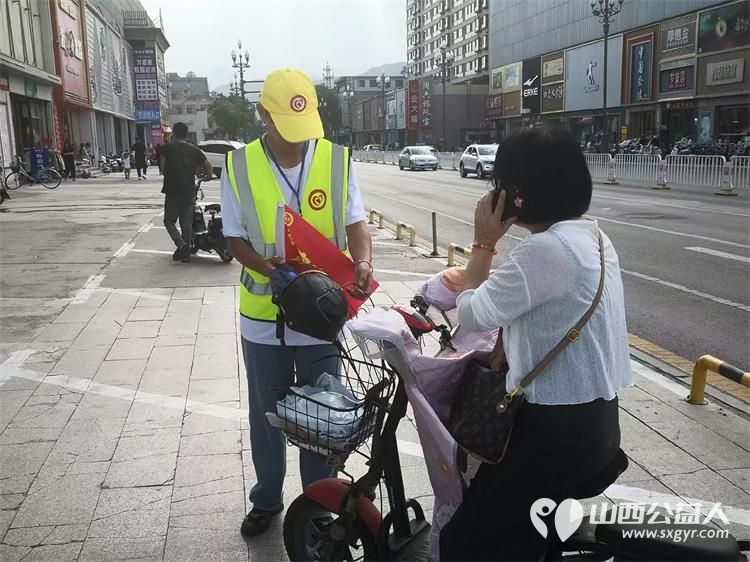文水县爱心帮扶志愿者协会突击队组织志愿者值守文水县东门红绿灯下疏导交通维护通行秩序受到居民好评 - 第13张 - 山西公益人 文水县爱心帮扶志愿者协会突击队组织志愿者值守文水县东门红绿灯下疏导交通维护通行秩序受到居民好评 - 第13张