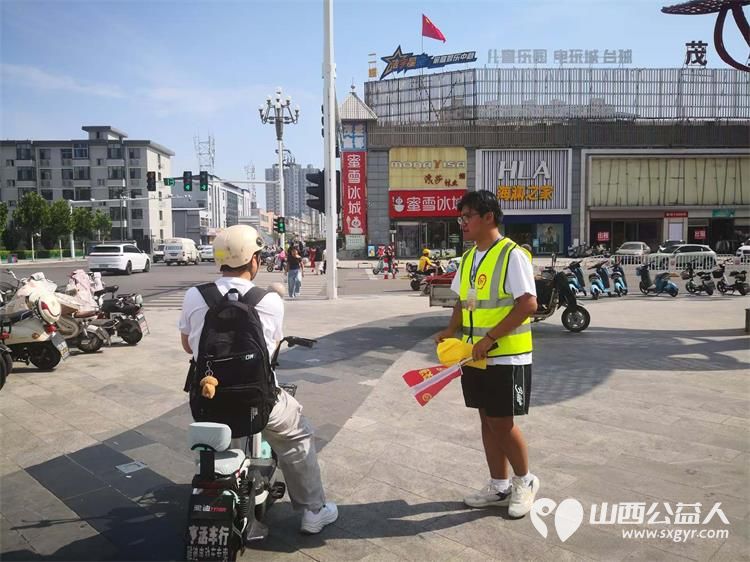文水县爱心帮扶志愿者协会突击队组织志愿者值守文水县东门红绿灯下疏导交通维护通行秩序受到居民好评 - 第18张 - 山西公益人 文水县爱心帮扶志愿者协会突击队组织志愿者值守文水县东门红绿灯下疏导交通维护通行秩序受到居民好评 - 第18张