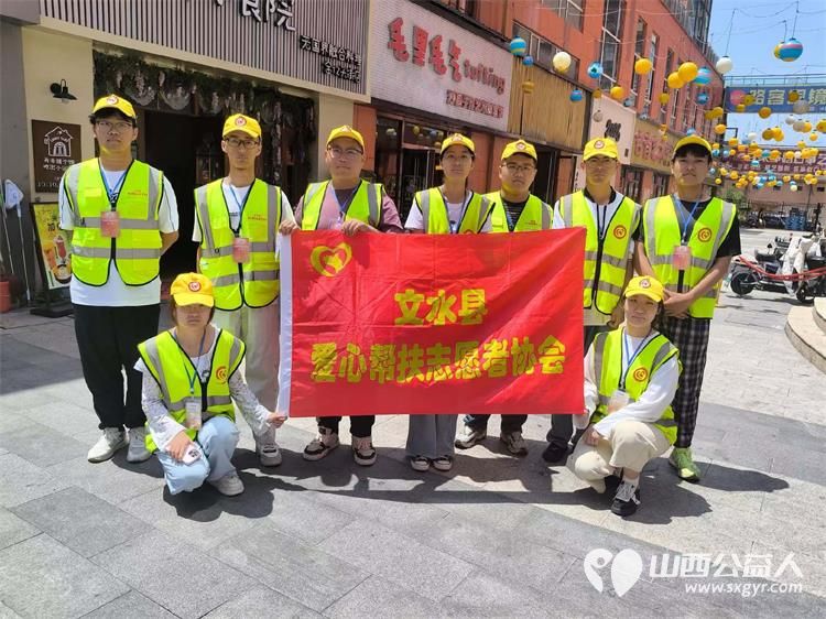 文水县爱心帮扶志愿者协会突击队组织志愿者值守文水县东门红绿灯下疏导交通维护通行秩序受到居民好评 - 第6张 - 山西公益人 文水县爱心帮扶志愿者协会突击队组织志愿者值守文水县东门红绿灯下疏导交通维护通行秩序受到居民好评 - 第6张