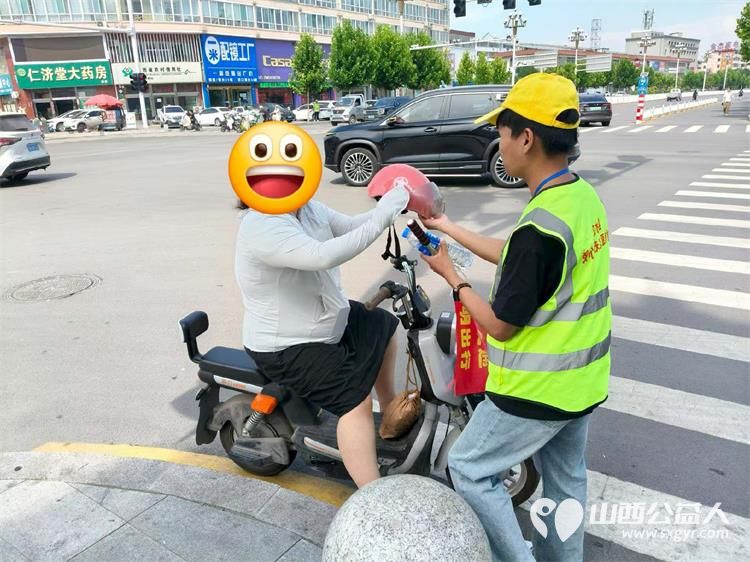 文水县爱心帮扶志愿者协会突击队组织志愿者值守文水县东门红绿灯下疏导交通维护通行秩序受到居民好评 - 第10张 - 山西公益人 文水县爱心帮扶志愿者协会突击队组织志愿者值守文水县东门红绿灯下疏导交通维护通行秩序受到居民好评 - 第10张