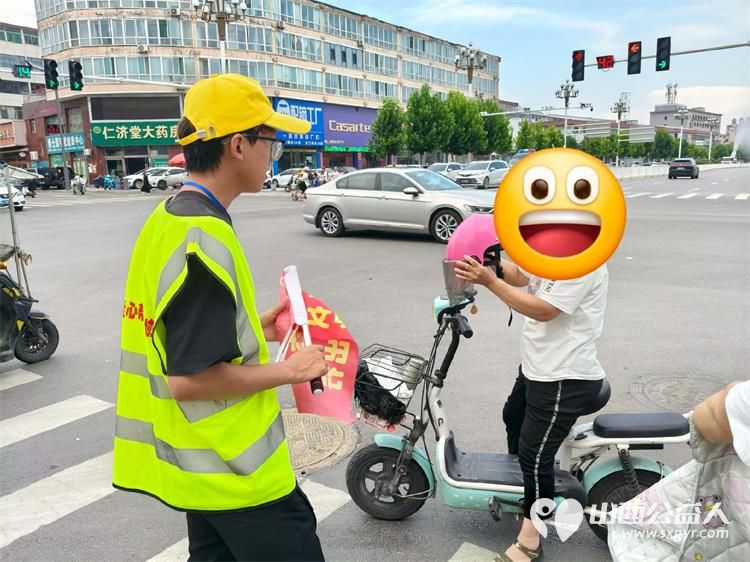 文水县爱心帮扶志愿者协会突击队组织志愿者值守文水县东门红绿灯下疏导交通维护通行秩序受到居民好评 - 第7张 - 山西公益人 文水县爱心帮扶志愿者协会突击队组织志愿者值守文水县东门红绿灯下疏导交通维护通行秩序受到居民好评 - 第7张