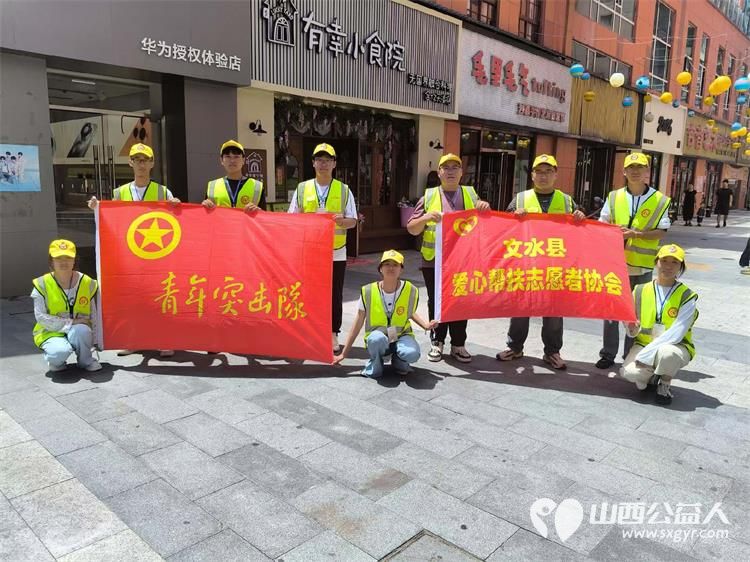 文水县爱心帮扶志愿者协会突击队组织志愿者值守文水县东门红绿灯下疏导交通维护通行秩序受到居民好评 - 第2张 - 山西公益人 文水县爱心帮扶志愿者协会突击队组织志愿者值守文水县东门红绿灯下疏导交通维护通行秩序受到居民好评 - 第2张