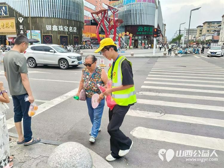 文水县爱心帮扶志愿者协会突击队组织志愿者值守文水县东门红绿灯下疏导交通维护通行秩序受到居民好评 - 第11张 - 山西公益人 文水县爱心帮扶志愿者协会突击队组织志愿者值守文水县东门红绿灯下疏导交通维护通行秩序受到居民好评 - 第11张