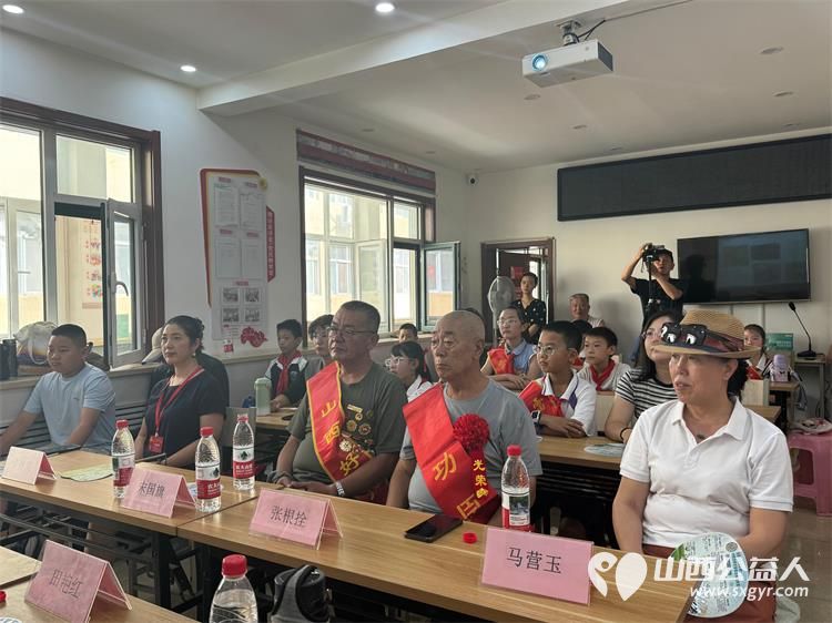 老兵传薪火童声续荣光----太原市桥东街道东岗社区特邀雷锋杂志社太原工作部雷锋宣讲团走进社区开展“老兵讲军史、少年传精神”庆八一红色雷锋主题宣讲活动 - 第11张 - 山西公益人 老兵传薪火童声续荣光----太原市桥东街道东岗社区特邀雷锋杂志社太原工作部雷锋宣讲团走进社区开展“老兵讲军史、少年传精神”庆八一红色雷锋主题宣讲活动 - 第11张