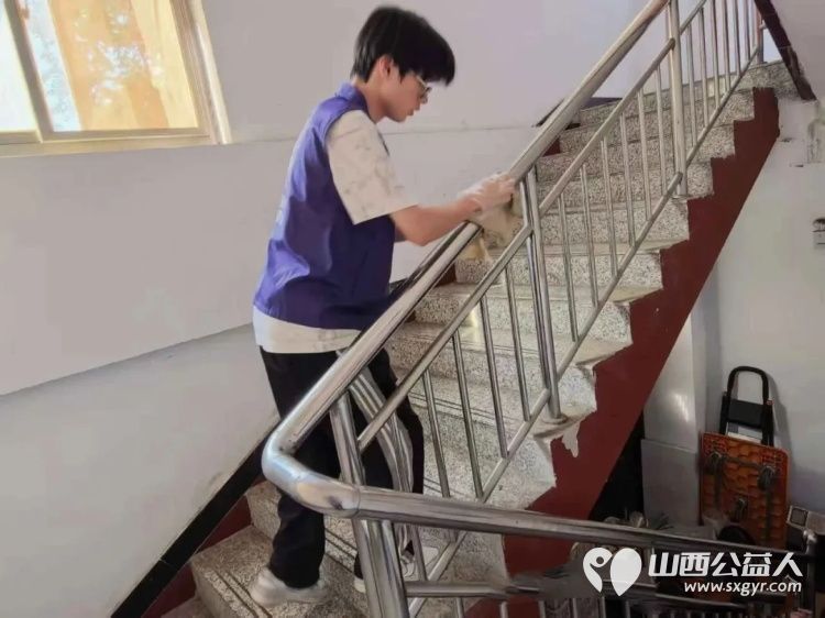 盐湖区志愿者协会联合运城学院应用化学系组织三下乡实践活动 参观协会阵地学习先进事迹开展交通法规宣传开展环境整治活动陪伴困境儿童爱心早餐免费发放服务 - 第9张