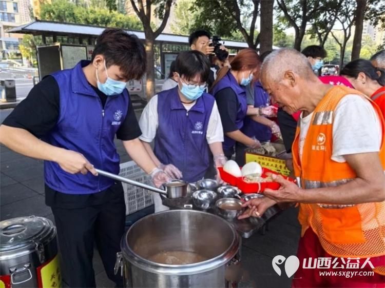 盐湖区志愿者协会联合运城学院应用化学系组织三下乡实践活动 参观协会阵地学习先进事迹开展交通法规宣传开展环境整治活动陪伴困境儿童爱心早餐免费发放服务 - 第11张