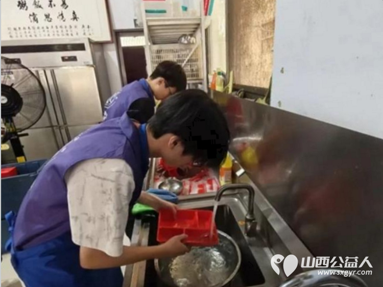 盐湖区志愿者协会联合运城学院应用化学系组织三下乡实践活动 参观协会阵地学习先进事迹开展交通法规宣传开展环境整治活动陪伴困境儿童爱心早餐免费发放服务 - 第13张