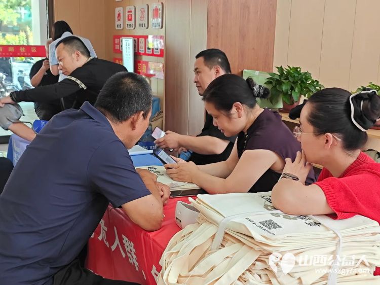 志愿服务进社区健康活动暖人心----介休市敬老协会2026年7月22日组织志愿者走进介休市西南街道新建西路社区为社区所有老人爱心理发义诊等多项贴心服务 - 第11张 - 山西公益人 志愿服务进社区健康活动暖人心----介休市敬老协会2026年7月22日组织志愿者走进介休市西南街道新建西路社区为社区所有老人爱心理发义诊等多项贴心服务 - 第11张