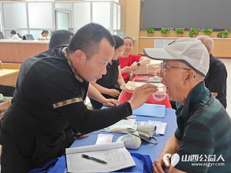 志愿服务进社区健康活动暖人心----介休市敬老协会2026年7月22日组织志愿者走进介休市西南街道新建西路社区为社区所有老人爱心理发义诊等多项贴心服务 - 第9张 - 山西公益人 志愿服务进社区健康活动暖人心----介休市敬老协会2026年7月22日组织志愿者走进介休市西南街道新建西路社区为社区所有老人爱心理发义诊等多项贴心服务 - 第9张