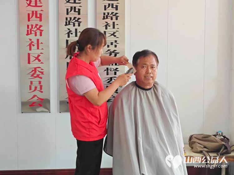 志愿服务进社区健康活动暖人心----介休市敬老协会2026年7月22日组织志愿者走进介休市西南街道新建西路社区为社区所有老人爱心理发义诊等多项贴心服务 - 第5张 - 山西公益人 志愿服务进社区健康活动暖人心----介休市敬老协会2026年7月22日组织志愿者走进介休市西南街道新建西路社区为社区所有老人爱心理发义诊等多项贴心服务 - 第5张