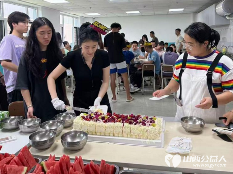 月行一善爱心大厨公益活动走进太原市灵星社区服务中心感谢爱心大使马天雪团队每个月能让孩子们吃上美味可口的大餐 - 第2张 - 山西公益人 月行一善爱心大厨公益活动走进太原市灵星社区服务中心感谢爱心大使马天雪团队每个月能让孩子们吃上美味可口的大餐 - 第2张