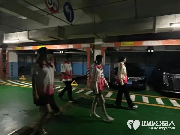 盛夏实践深耕社区志愿同行筑稳平安----长治市正能量公益协会组织大学生志愿者走进西街街道颐龙湾社区参与安全专题学习小区隐患常态化排查安全知识入户宣讲等活动 - 第5张 - 山西公益人 盛夏实践深耕社区志愿同行筑稳平安----长治市正能量公益协会组织大学生志愿者走进西街街道颐龙湾社区参与安全专题学习小区隐患常态化排查安全知识入户宣讲等活动 - 第5张