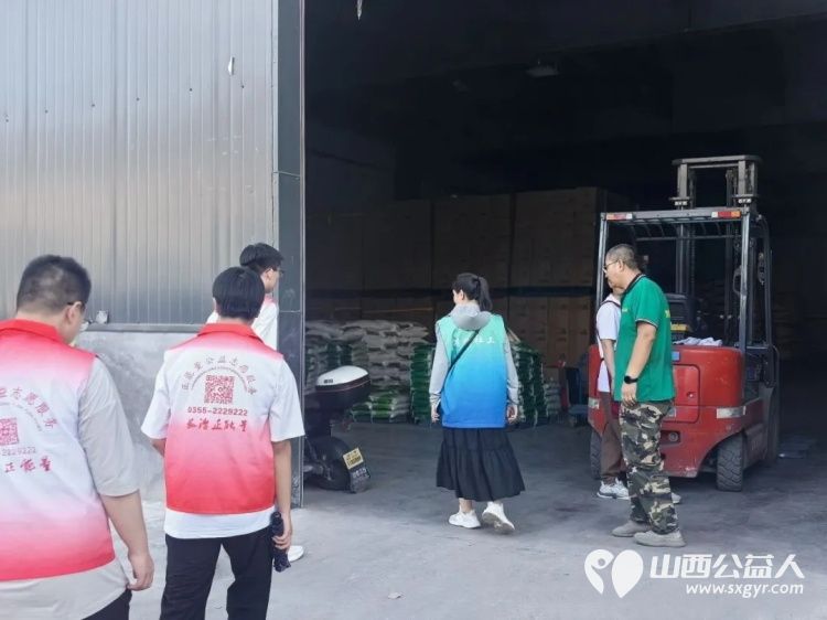 盛夏实践深耕社区志愿同行筑稳平安----长治市正能量公益协会组织大学生志愿者走进西街街道颐龙湾社区参与安全专题学习小区隐患常态化排查安全知识入户宣讲等活动 - 第7张 - 山西公益人 盛夏实践深耕社区志愿同行筑稳平安----长治市正能量公益协会组织大学生志愿者走进西街街道颐龙湾社区参与安全专题学习小区隐患常态化排查安全知识入户宣讲等活动 - 第7张