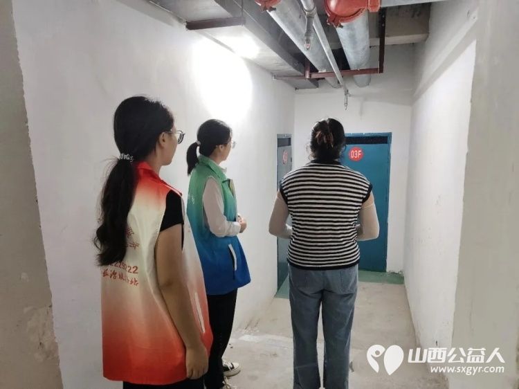 盛夏实践深耕社区志愿同行筑稳平安----长治市正能量公益协会组织大学生志愿者走进西街街道颐龙湾社区参与安全专题学习小区隐患常态化排查安全知识入户宣讲等活动 - 第13张 - 山西公益人 盛夏实践深耕社区志愿同行筑稳平安----长治市正能量公益协会组织大学生志愿者走进西街街道颐龙湾社区参与安全专题学习小区隐患常态化排查安全知识入户宣讲等活动 - 第13张
