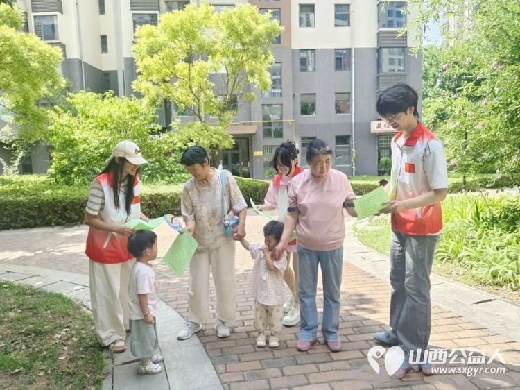 盛夏实践深耕社区志愿同行筑稳平安----长治市正能量公益协会组织大学生志愿者走进西街街道颐龙湾社区参与安全专题学习小区隐患常态化排查安全知识入户宣讲等活动 - 第11张 - 山西公益人 盛夏实践深耕社区志愿同行筑稳平安----长治市正能量公益协会组织大学生志愿者走进西街街道颐龙湾社区参与安全专题学习小区隐患常态化排查安全知识入户宣讲等活动 - 第11张