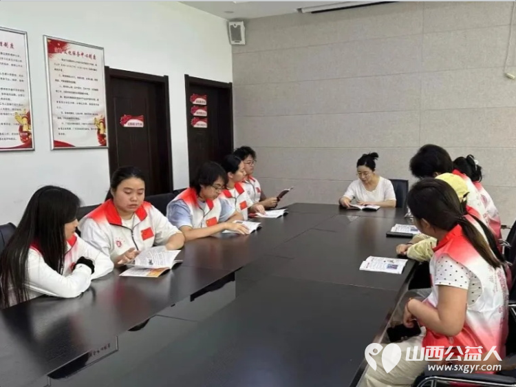 盛夏实践深耕社区志愿同行筑稳平安----长治市正能量公益协会组织大学生志愿者走进西街街道颐龙湾社区参与安全专题学习小区隐患常态化排查安全知识入户宣讲等活动 - 第3张 - 山西公益人 盛夏实践深耕社区志愿同行筑稳平安----长治市正能量公益协会组织大学生志愿者走进西街街道颐龙湾社区参与安全专题学习小区隐患常态化排查安全知识入户宣讲等活动 - 第3张