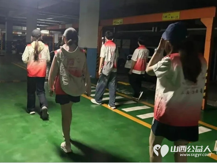 盛夏实践深耕社区志愿同行筑稳平安----长治市正能量公益协会组织大学生志愿者走进西街街道颐龙湾社区参与安全专题学习小区隐患常态化排查安全知识入户宣讲等活动 - 第6张 - 山西公益人 盛夏实践深耕社区志愿同行筑稳平安----长治市正能量公益协会组织大学生志愿者走进西街街道颐龙湾社区参与安全专题学习小区隐患常态化排查安全知识入户宣讲等活动 - 第6张