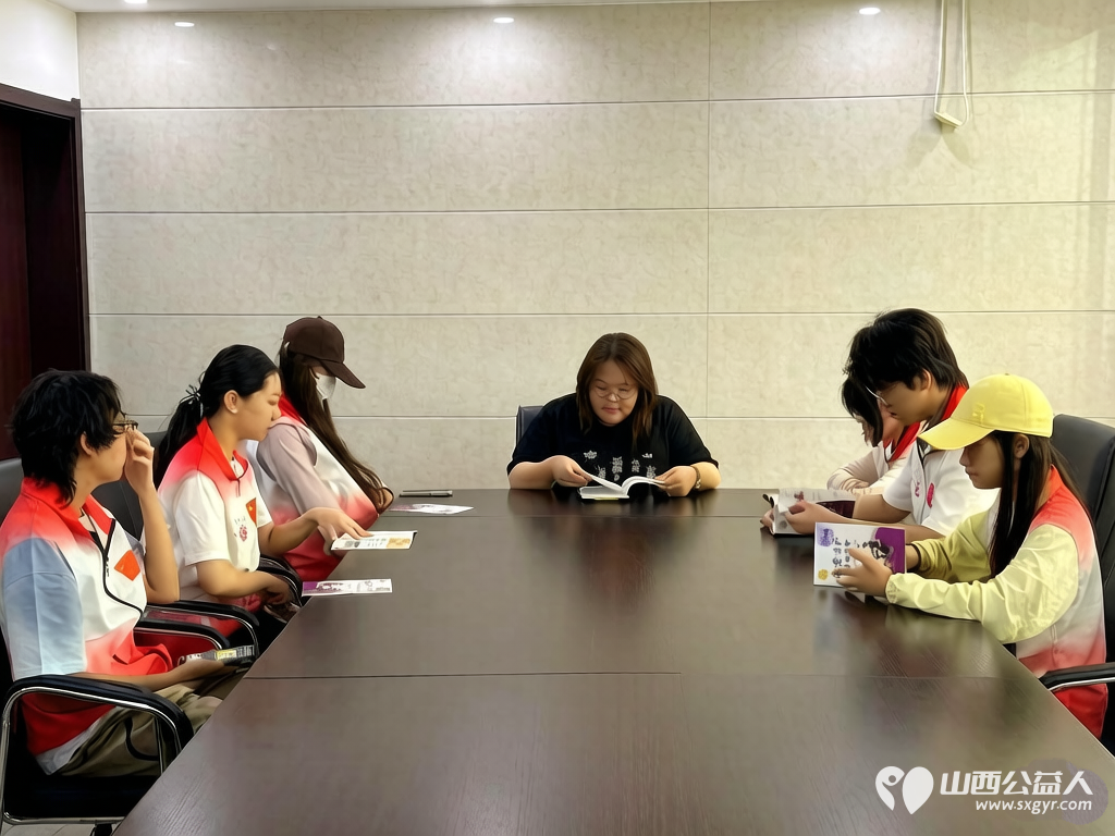 盛夏实践深耕社区志愿同行筑稳平安----长治市正能量公益协会组织大学生志愿者走进西街街道颐龙湾社区参与安全专题学习小区隐患常态化排查安全知识入户宣讲等活动 - 第1张 - 山西公益人 盛夏实践深耕社区志愿同行筑稳平安----长治市正能量公益协会组织大学生志愿者走进西街街道颐龙湾社区参与安全专题学习小区隐患常态化排查安全知识入户宣讲等活动 - 第1张