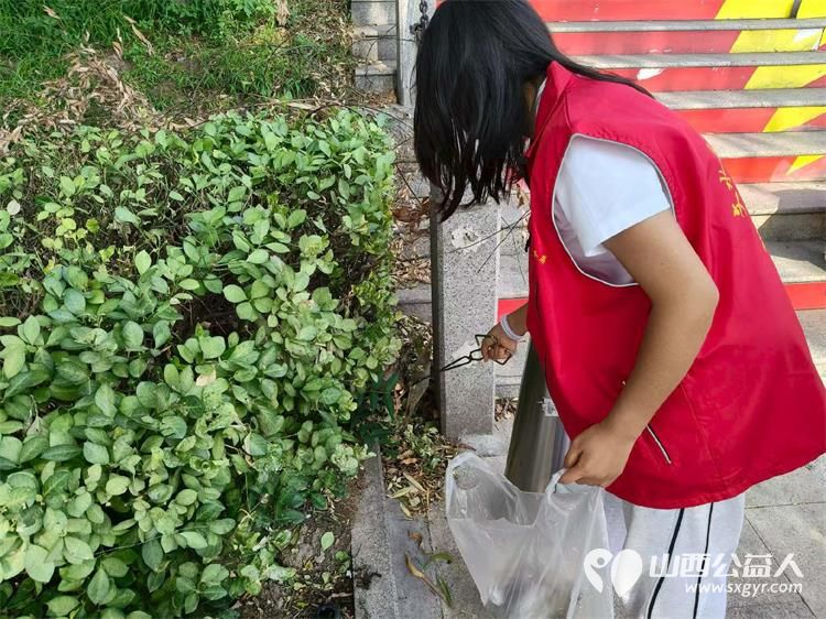 文水县爱心帮扶志愿者协会7月24日开展守护文水青山共建生态家园环境清洁新时代文明实践志愿服务活动组织志愿者走进西山开展白色垃圾清理专项行动 - 第6张 - 山西公益人 文水县爱心帮扶志愿者协会7月24日开展守护文水青山共建生态家园环境清洁新时代文明实践志愿服务活动组织志愿者走进西山开展白色垃圾清理专项行动 - 第6张