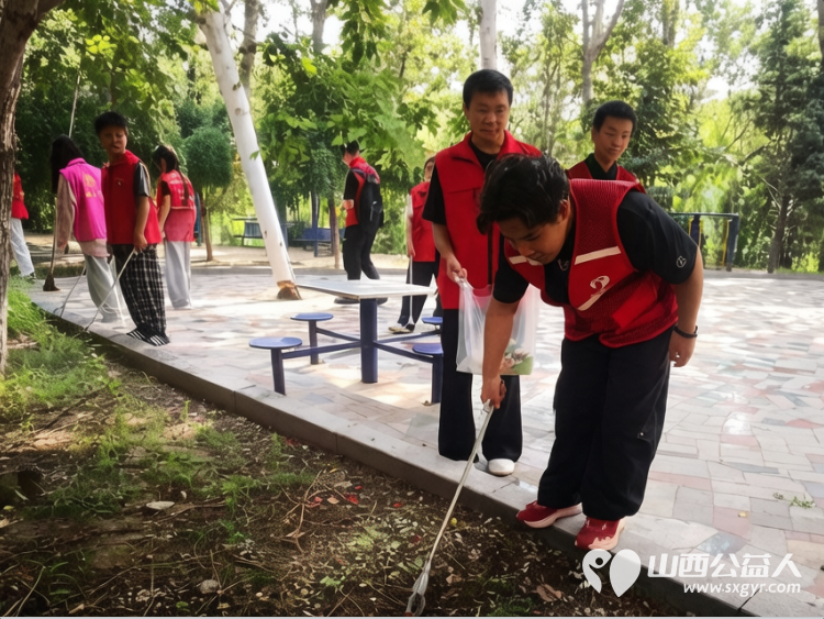 文水县爱心帮扶志愿者协会7月24日开展守护文水青山共建生态家园环境清洁新时代文明实践志愿服务活动组织志愿者走进西山开展白色垃圾清理专项行动 - 第3张 - 山西公益人 文水县爱心帮扶志愿者协会7月24日开展守护文水青山共建生态家园环境清洁新时代文明实践志愿服务活动组织志愿者走进西山开展白色垃圾清理专项行动 - 第3张