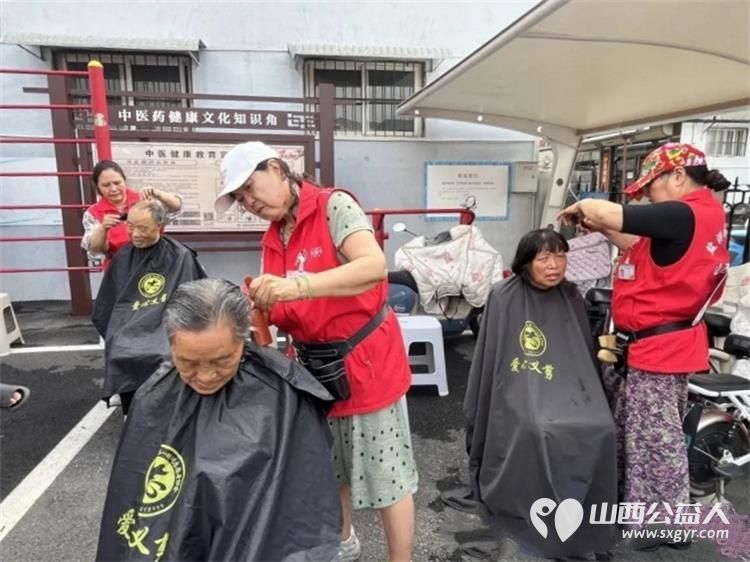 盐湖区志愿者协会联合运城市爱心驿站社会工作服务中心志愿者组织的情暖夕阳敬老志愿服务活动在府西街社区举办理发理疗义诊精神慰藉多元服务相结合 - 第4张 - 山西公益人 盐湖区志愿者协会联合运城市爱心驿站社会工作服务中心志愿者组织的情暖夕阳敬老志愿服务活动在府西街社区举办理发理疗义诊精神慰藉多元服务相结合 - 第4张