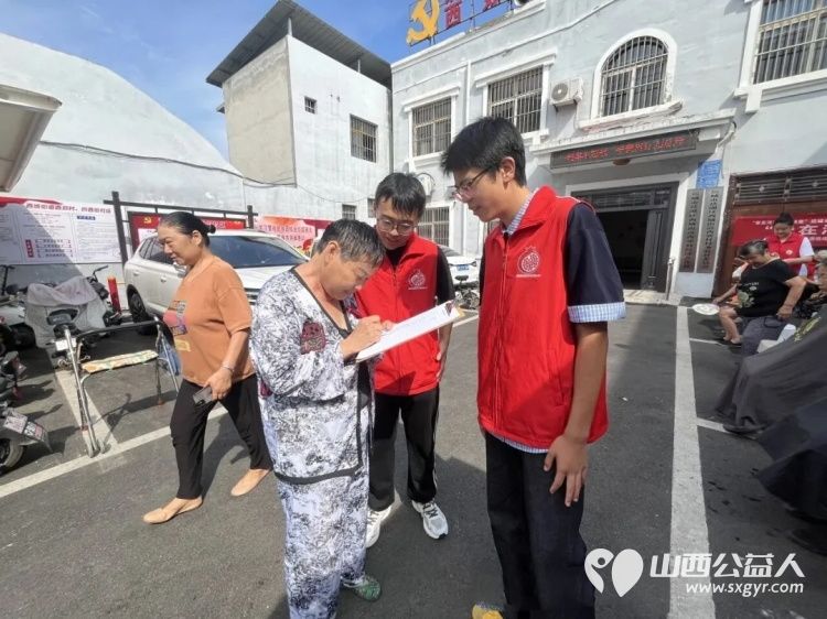 盐湖区志愿者协会联合运城市爱心驿站社会工作服务中心志愿者组织的情暖夕阳敬老志愿服务活动在府西街社区举办理发理疗义诊精神慰藉多元服务相结合 - 第6张 - 山西公益人 盐湖区志愿者协会联合运城市爱心驿站社会工作服务中心志愿者组织的情暖夕阳敬老志愿服务活动在府西街社区举办理发理疗义诊精神慰藉多元服务相结合 - 第6张
