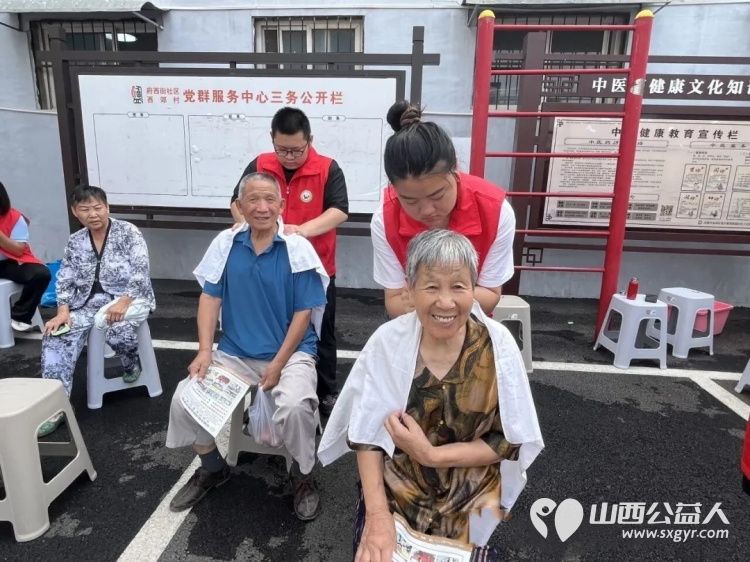 盐湖区志愿者协会联合运城市爱心驿站社会工作服务中心志愿者组织的情暖夕阳敬老志愿服务活动在府西街社区举办理发理疗义诊精神慰藉多元服务相结合 - 第2张 - 山西公益人 盐湖区志愿者协会联合运城市爱心驿站社会工作服务中心志愿者组织的情暖夕阳敬老志愿服务活动在府西街社区举办理发理疗义诊精神慰藉多元服务相结合 - 第2张