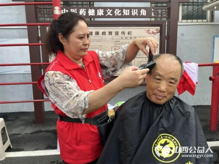盐湖区志愿者协会联合运城市爱心驿站社会工作服务中心志愿者组织的情暖夕阳敬老志愿服务活动在府西街社区举办理发理疗义诊精神慰藉多元服务相结合 - 第3张 - 山西公益人 盐湖区志愿者协会联合运城市爱心驿站社会工作服务中心志愿者组织的情暖夕阳敬老志愿服务活动在府西街社区举办理发理疗义诊精神慰藉多元服务相结合 - 第3张