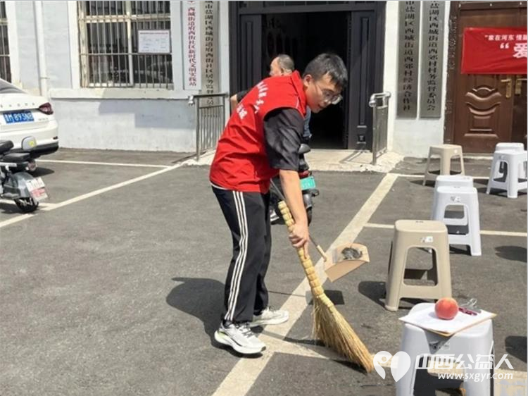 盐湖区志愿者协会联合运城市爱心驿站社会工作服务中心志愿者组织的情暖夕阳敬老志愿服务活动在府西街社区举办理发理疗义诊精神慰藉多元服务相结合 - 第5张 - 山西公益人 盐湖区志愿者协会联合运城市爱心驿站社会工作服务中心志愿者组织的情暖夕阳敬老志愿服务活动在府西街社区举办理发理疗义诊精神慰藉多元服务相结合 - 第5张