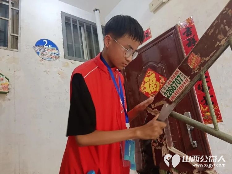 青春志愿焕新家园携手聚力文明创建----盐湖区志愿者协会联动阳光社区开展小广告专项清理整治志愿服务活动为共建美好家园汇聚更多志愿力量 - 第1张 - 山西公益人 青春志愿焕新家园携手聚力文明创建----盐湖区志愿者协会联动阳光社区开展小广告专项清理整治志愿服务活动为共建美好家园汇聚更多志愿力量 - 第1张