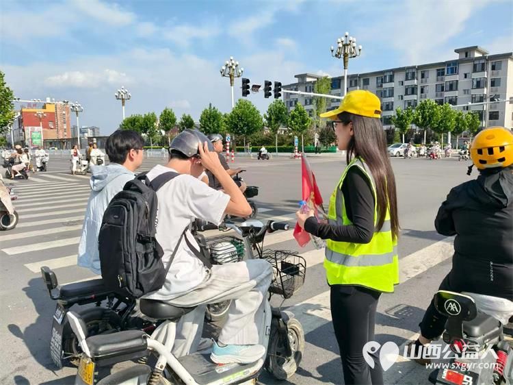 文水县爱心帮扶志愿者协会突击队的志愿者7月24日值守文水东门红绿灯下疏导交通维护通行秩序现场劝导市民文明出行遵守交规愿大家自觉养成防护习惯平安出行 - 第9张 - 山西公益人 文水县爱心帮扶志愿者协会突击队的志愿者7月24日值守文水东门红绿灯下疏导交通维护通行秩序现场劝导市民文明出行遵守交规愿大家自觉养成防护习惯平安出行 - 第9张