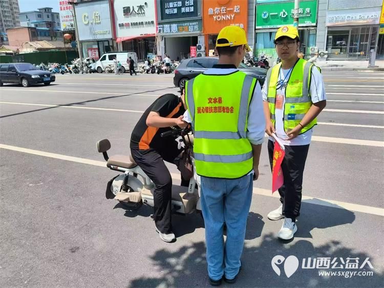 文水县爱心帮扶志愿者协会突击队的志愿者7月24日值守文水东门红绿灯下疏导交通维护通行秩序现场劝导市民文明出行遵守交规愿大家自觉养成防护习惯平安出行 - 第5张 - 山西公益人 文水县爱心帮扶志愿者协会突击队的志愿者7月24日值守文水东门红绿灯下疏导交通维护通行秩序现场劝导市民文明出行遵守交规愿大家自觉养成防护习惯平安出行 - 第5张