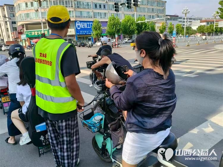 文水县爱心帮扶志愿者协会突击队的志愿者7月24日值守文水东门红绿灯下疏导交通维护通行秩序现场劝导市民文明出行遵守交规愿大家自觉养成防护习惯平安出行 - 第4张 - 山西公益人 文水县爱心帮扶志愿者协会突击队的志愿者7月24日值守文水东门红绿灯下疏导交通维护通行秩序现场劝导市民文明出行遵守交规愿大家自觉养成防护习惯平安出行 - 第4张