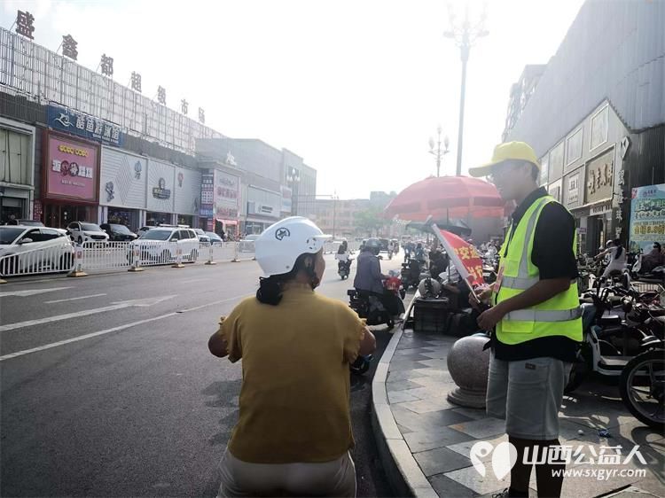 文水县爱心帮扶志愿者协会突击队的志愿者7月24日值守文水东门红绿灯下疏导交通维护通行秩序现场劝导市民文明出行遵守交规愿大家自觉养成防护习惯平安出行 - 第6张 - 山西公益人 文水县爱心帮扶志愿者协会突击队的志愿者7月24日值守文水东门红绿灯下疏导交通维护通行秩序现场劝导市民文明出行遵守交规愿大家自觉养成防护习惯平安出行 - 第6张