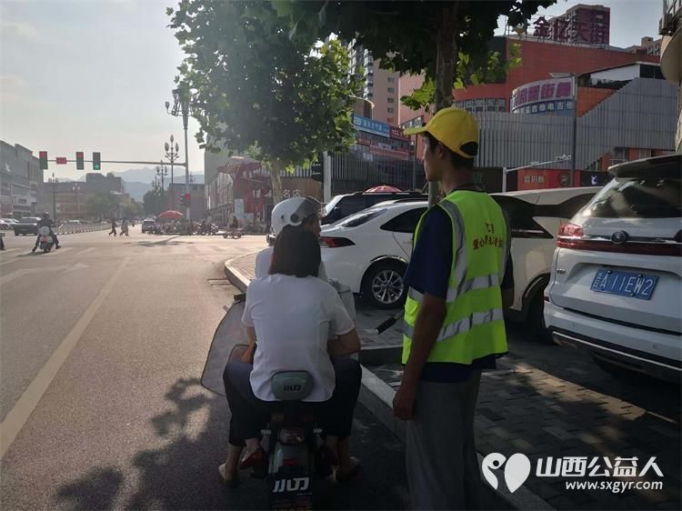 文水县爱心帮扶志愿者协会突击队的志愿者7月24日值守文水东门红绿灯下疏导交通维护通行秩序现场劝导市民文明出行遵守交规愿大家自觉养成防护习惯平安出行 - 第8张 - 山西公益人 文水县爱心帮扶志愿者协会突击队的志愿者7月24日值守文水东门红绿灯下疏导交通维护通行秩序现场劝导市民文明出行遵守交规愿大家自觉养成防护习惯平安出行 - 第8张