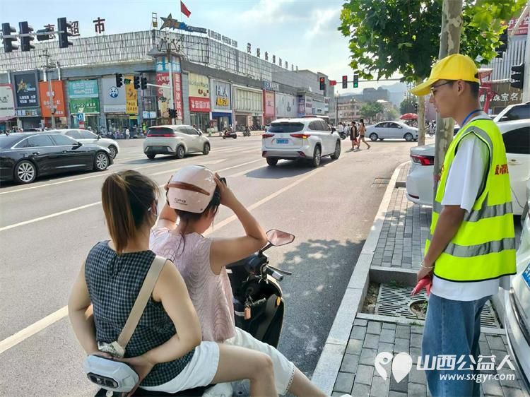 文水县爱心帮扶志愿者协会突击队的志愿者7月24日值守文水东门红绿灯下疏导交通维护通行秩序现场劝导市民文明出行遵守交规愿大家自觉养成防护习惯平安出行 - 第7张 - 山西公益人 文水县爱心帮扶志愿者协会突击队的志愿者7月24日值守文水东门红绿灯下疏导交通维护通行秩序现场劝导市民文明出行遵守交规愿大家自觉养成防护习惯平安出行 - 第7张