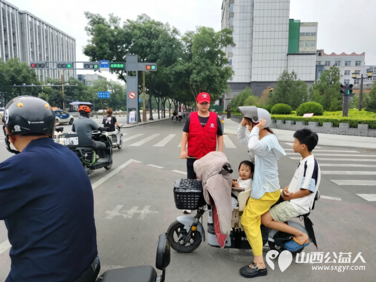 文明交通劝导温情守护出行路----临汾市文明交通志愿者协会组织志愿者在水厂十字岗开展常态化文明交通劝导志愿服务过往市民纷纷为志愿者热心举动点赞 - 第7张