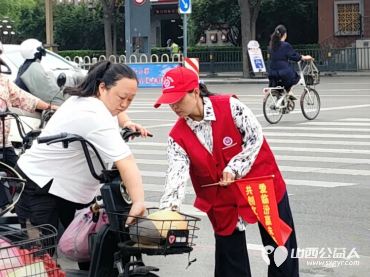 文明交通劝导温情守护出行路----临汾市文明交通志愿者协会组织志愿者在水厂十字岗开展常态化文明交通劝导志愿服务过往市民纷纷为志愿者热心举动点赞 - 第6张