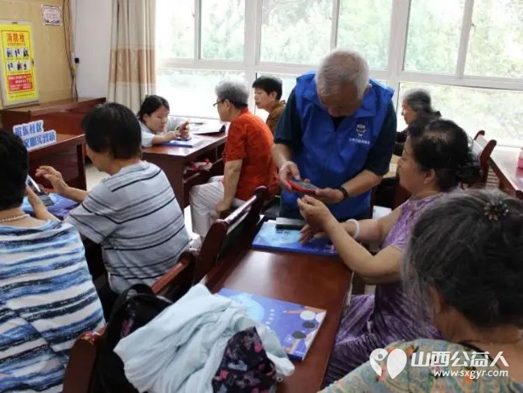 从学员到讲师七旬老人站上讲台----太原市平阳路街道滨东社区联合贝壳公益太原站开展的智能手机培训班如期开班本期主讲老师是一位特殊的新面孔年过七旬的社区居民李世昌 - 第5张