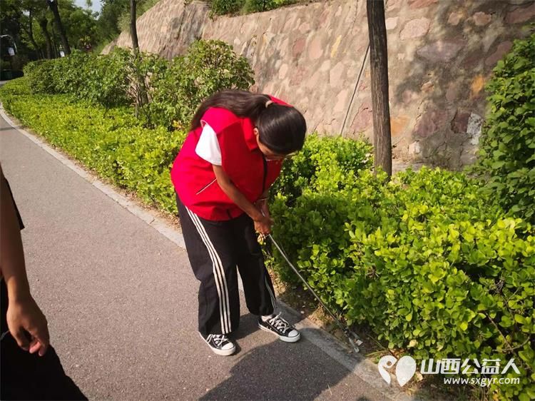 文水县爱心帮扶志愿者协会开展守护文水青山共建生态家园环境清洁活动组织志愿者走进西山开展白色垃圾清理专项行动 - 第8张