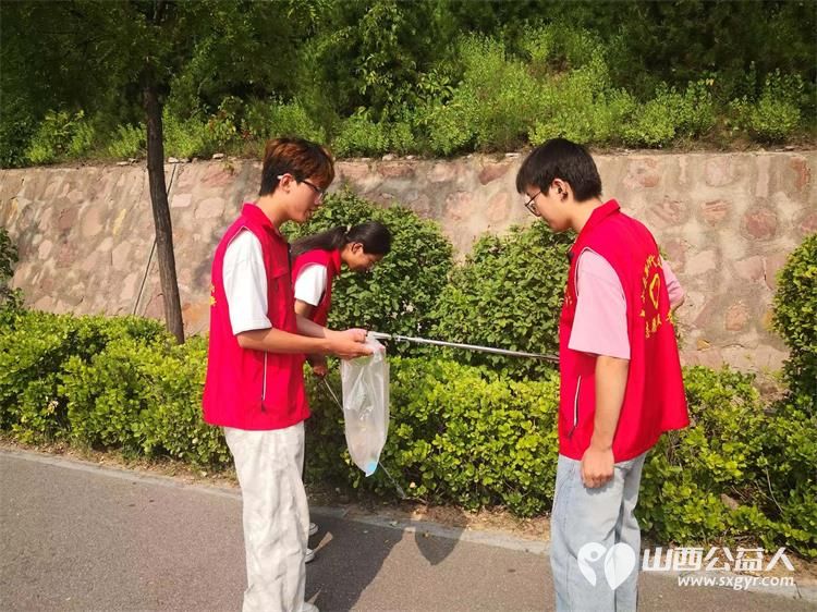 文水县爱心帮扶志愿者协会开展守护文水青山共建生态家园环境清洁活动组织志愿者走进西山开展白色垃圾清理专项行动 - 第4张