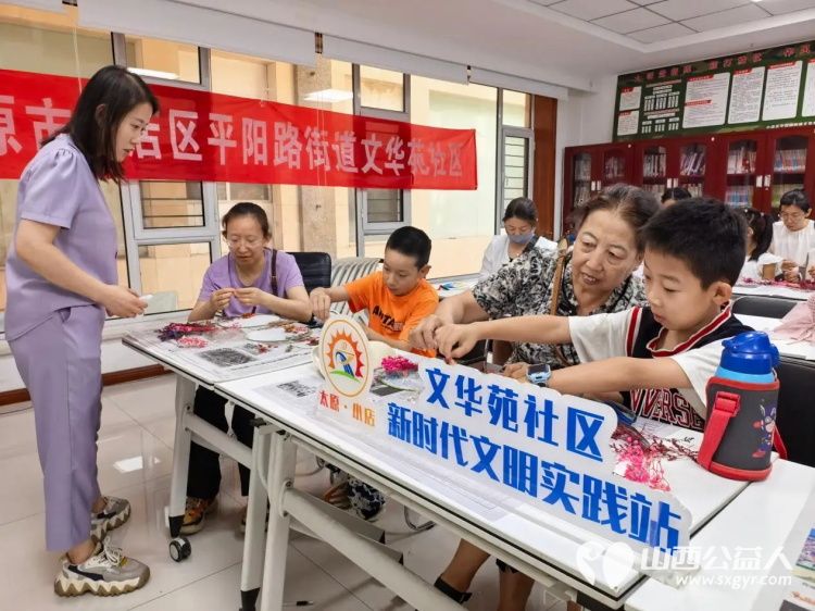 巧手制干花邂逅自然美----太原市小店区平阳路街道文华苑新时代文明实践站开展干花团扇手工制作活动丰富居民精神文化生活 - 第4张 - 山西公益人 巧手制干花邂逅自然美----太原市小店区平阳路街道文华苑新时代文明实践站开展干花团扇手工制作活动丰富居民精神文化生活 - 第4张