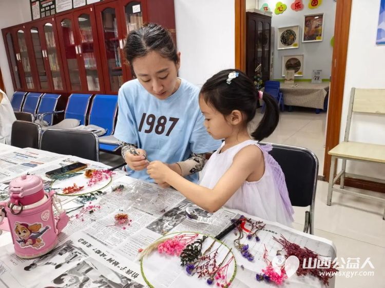 巧手制干花邂逅自然美----太原市小店区平阳路街道文华苑新时代文明实践站开展干花团扇手工制作活动丰富居民精神文化生活 - 第2张 - 山西公益人 巧手制干花邂逅自然美----太原市小店区平阳路街道文华苑新时代文明实践站开展干花团扇手工制作活动丰富居民精神文化生活 - 第2张