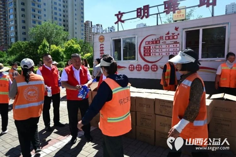 太原市怀仁商会联合怀仁市工商联总商会开展公益慰问活动为怀仁市一线环卫工人送去总价值10000元的洗衣液以实际行动致敬城市环境守护者 - 第4张 - 山西公益人 太原市怀仁商会联合怀仁市工商联总商会开展公益慰问活动为怀仁市一线环卫工人送去总价值10000元的洗衣液以实际行动致敬城市环境守护者 - 第4张
